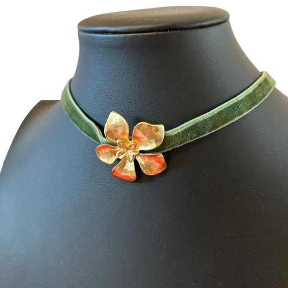 Elegant Goldtone Floral Pendant on Forest Green Velvet Ribbon. - Picture 3 of 6